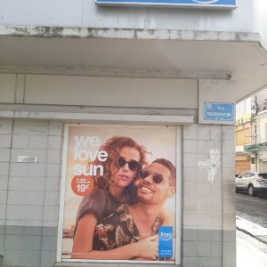 Vitrophanie Micro-perforé personnalisé en Guadeloupe et Martinique – Empreinte Marquage
